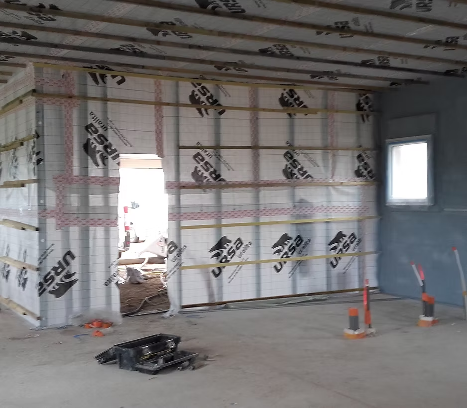 Nous sommes équipés d'une machine de test (isover), qui nous permet de pré valider lors de nos chantiers la performance de la perméabilité à l'air du bâtiment.